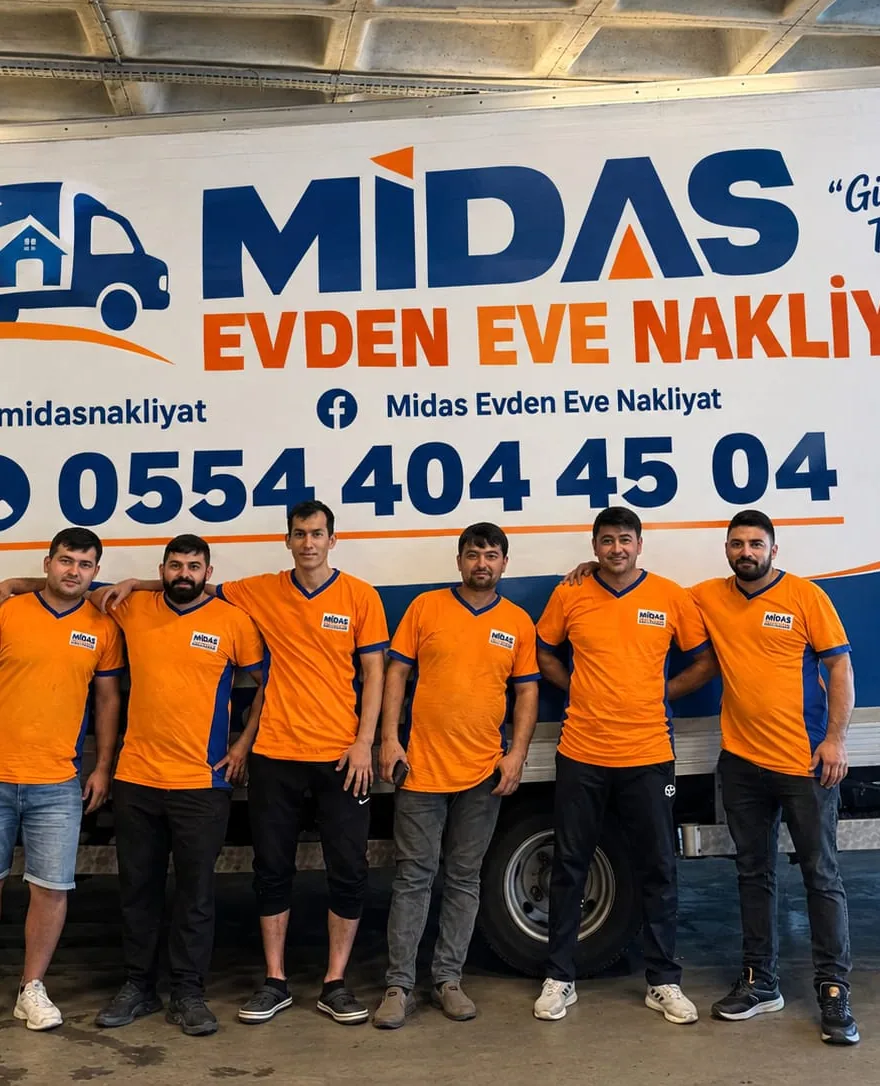 Midas Evden Eve Nakliyat ekibi aracın önünde